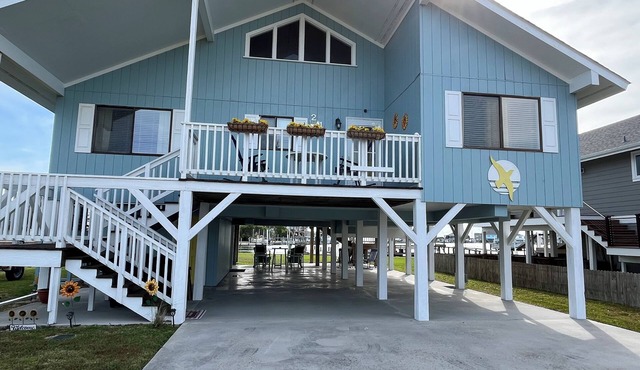 Boaters Delight! Enjoy your vacation while you dock your boat in this new rental