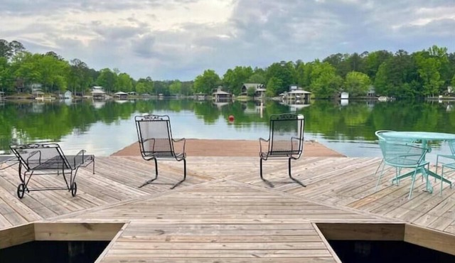 Boathouse. Dog Friendly. Sleeps 4. Big Views. Kayak. Paddleboat. Dock. Boat Ramp