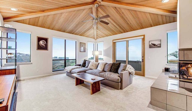 Bodega Bay 3BR ocean-view home overlooking The Links golf course
