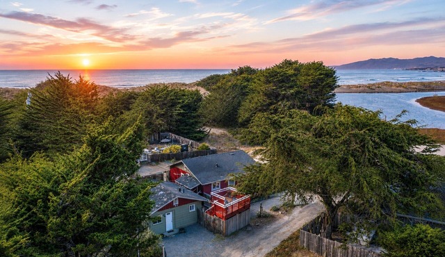 Bodega Bay Beach House! Walk to Beach Hot Tub Guest Studio Dog-OK