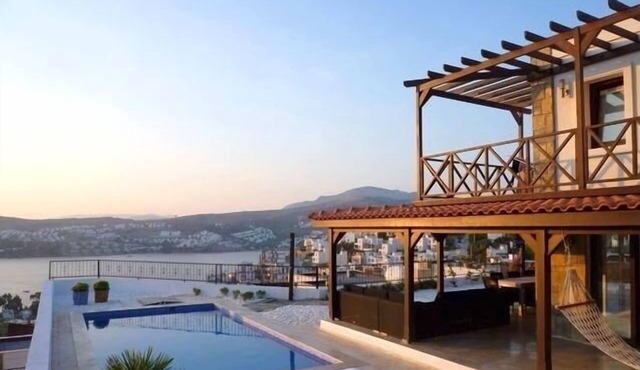 "Bodrum'da Lüks Konaklama: 4+1 Özel Havuzlu Villa ve Tatil Keyfi!" 230m2