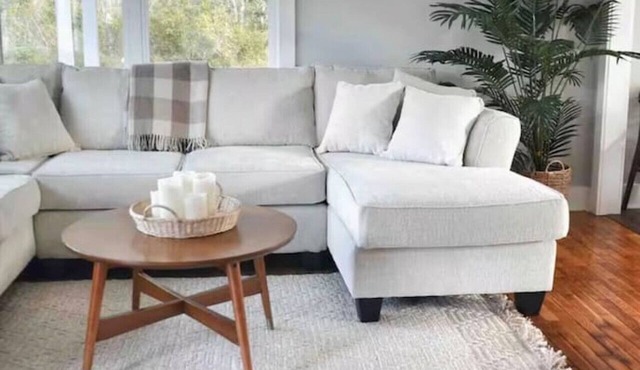 BOHO beach home 2 minutes to beach, food, and fun