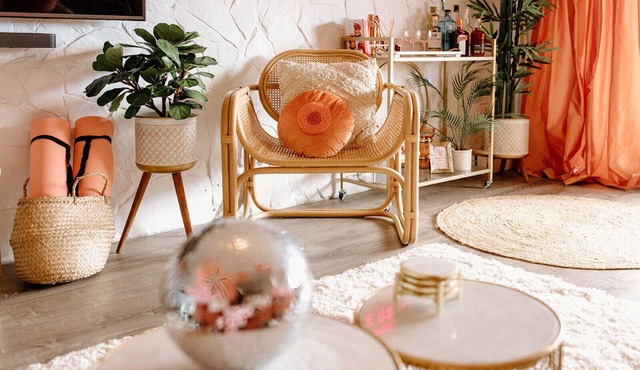 Boho Bungalow- fun stylish apartment close to everything