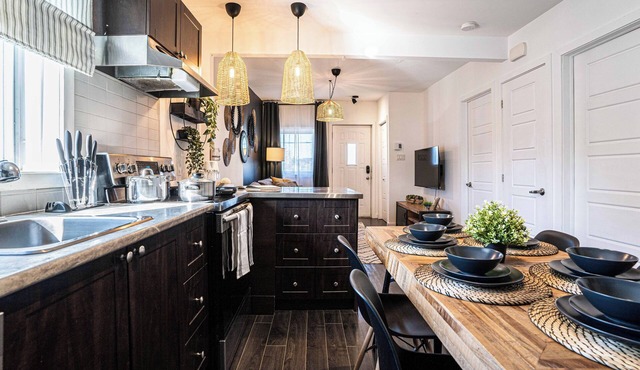 Boho Chic Retreat: 15-minute to DT & Free Parking