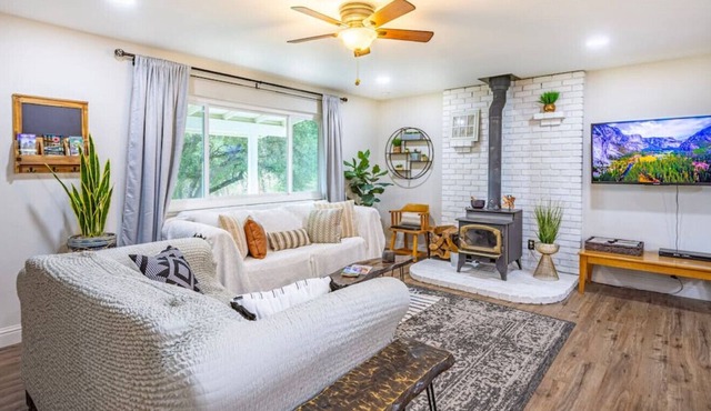 Boho Chic style 3-Bedroom cottage near Yosemite, with Firepit/BBQ Grill
