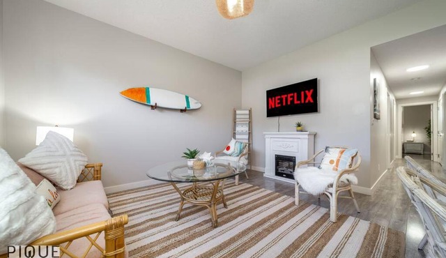 BoHo Chic Suite - Long Stays - Fireplace - Garage