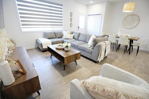 BoHo Retreat with King Beds|A/C|Disney+|Near WEM