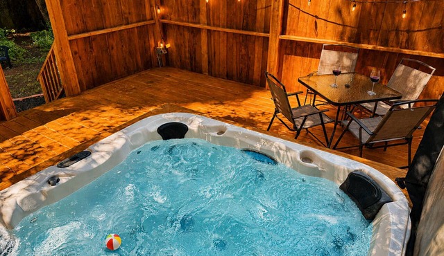 Boho Russian River Retreat! Hot Tub~Remodeled! Cabin Near Beaches & Wineries