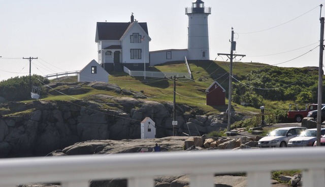 Bold Ocean Front Cottage at Nubble light house