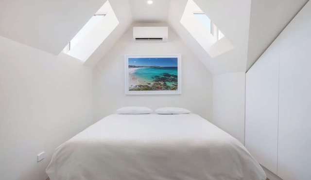 BONDI BEACH STUDIOS VI