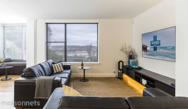 Bondi Beachside Apartment: 3 Bedrooms & Parking