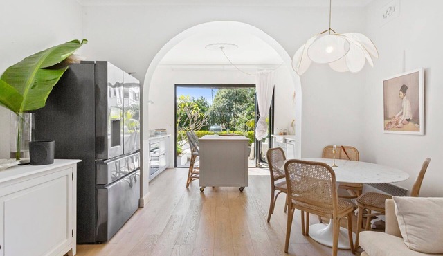 Bondi Oasis ~ Steps to the Beach ~ Parking & Garden