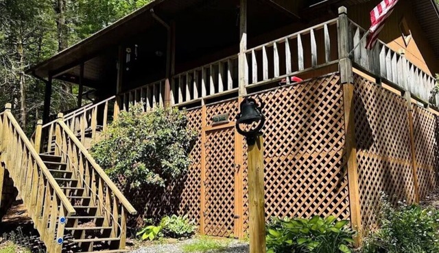 Bonnie Cabin close to Helton Creek Falls and Blood Mountain