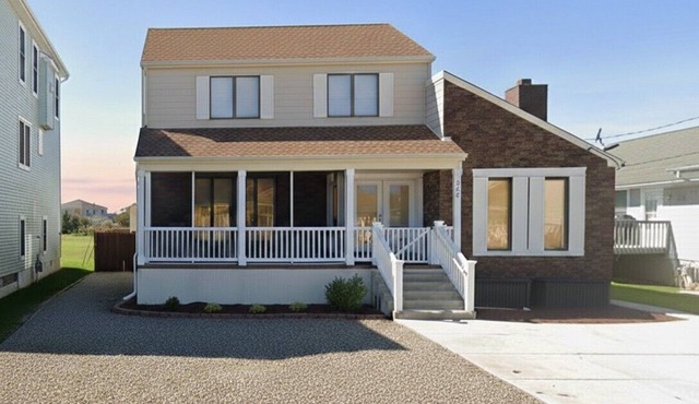 Book this Spacious 3-Bedroom Beach Home Now! Cheap for last week of June!