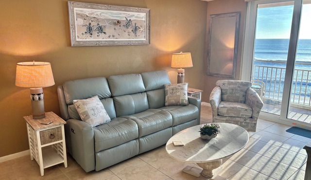 Book your vacation in this beautiful unit! New livingrm and prem. King mattress
