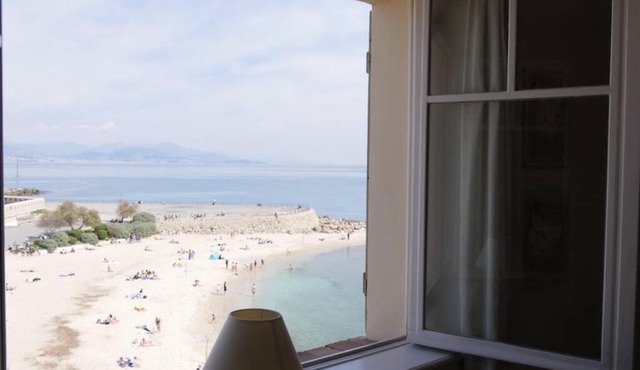 BORD DE MER - AC, WIFI, chic, sea view, beach 2 minutes walk