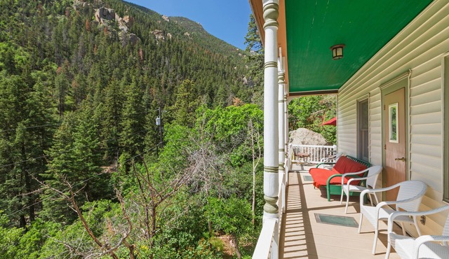 Borders Cog Railway, Manitou Incline, Barr Trail ~ On Private Road ~ HOT TUB!