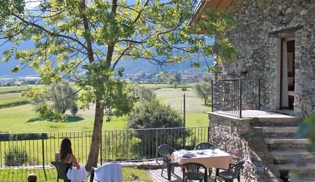 Borgo Erbiola Viola Rustico Holiday Apartment with Pool