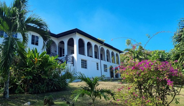 Boscobel White House with Beach Access.n3 minute drive from Ian Fleming Airport