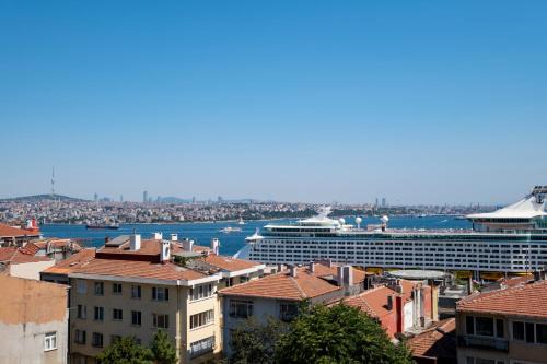 Bosphorus View - Modern Central Apartment with Elevator & Parking
