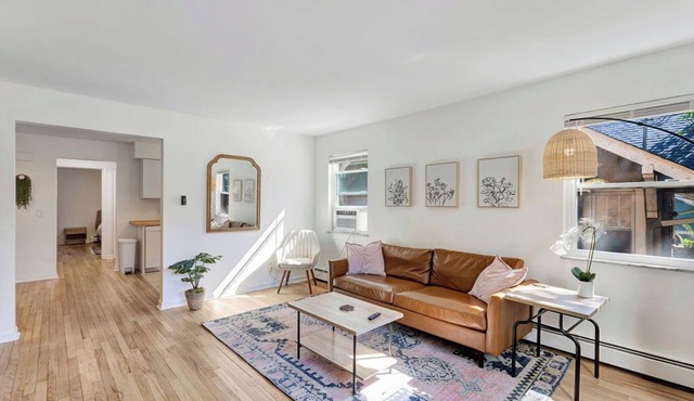 Botanical Beautiful; Pet Friendly; 6 Miles to UCMC. Perfect For Long Term Stays