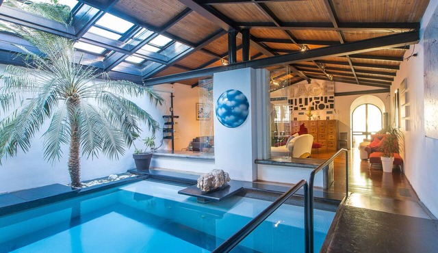 Botanical Garden, exclusive apartment with swimming pool in the living room, located in .
