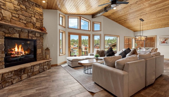 Boulder Bay Chalet Lakefront - Luxury Lakefront, Hot Tub, Pool Table, Foosball, Ping Pong, Lake View