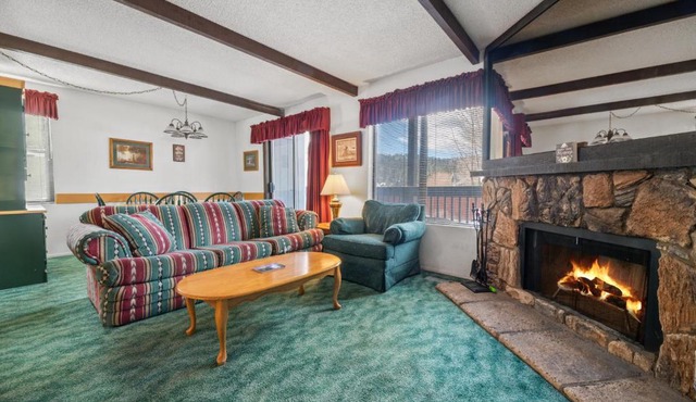 Boulder Bay Chalet Condo-Mountain charm condo with lake view and WIFI, condo