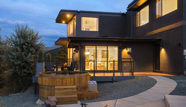 Boulder Luxury: Panoramic Mountain Views, Cedar Hot Tub, Wellness and Romance!