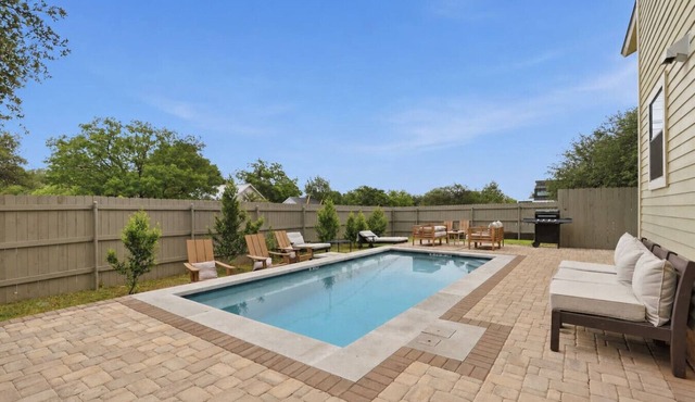 Bouldin Flat with pool 3 bedroom 2 bath 2K 2Q