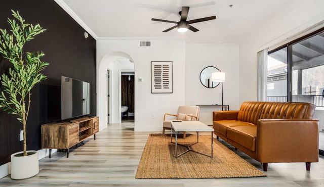 Boulevard Stays 2BR by Stadium Pool Parking Gym 05