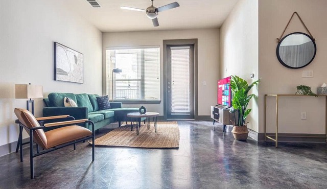 Boulevard Stays Luxurious 2BR King Suite Pool Parking Gym