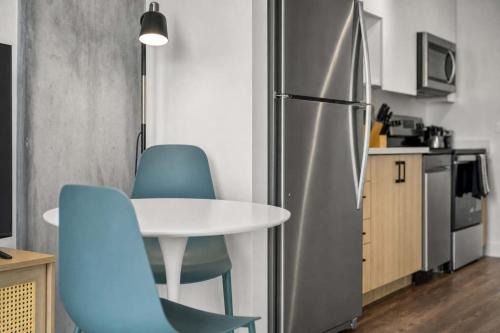 Boulevard Stays Modern Highrise Studio Sky Pool & Gym