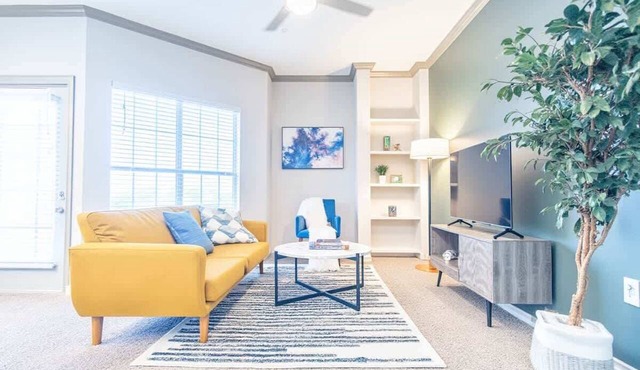 Boulevard Stays Tranquil 1BR King Suite Pool, Parking Gym 04