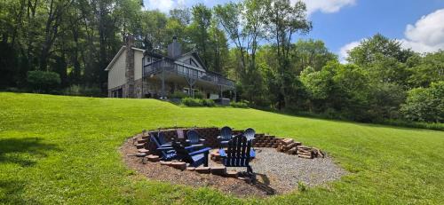 Bourbon Sunsets- 3-bedroom Dog-friendly home with Hot Tub and Gorgeous Views!
