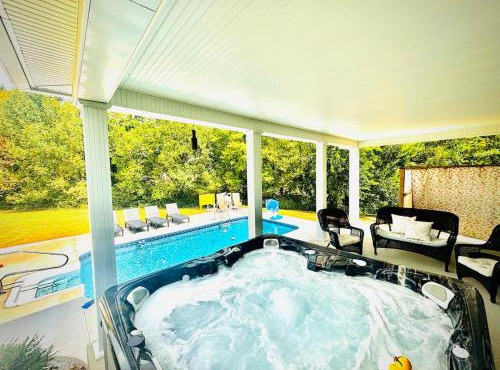 Bourbon Trail Pool & Hot-Tub FUN-ZONE! Game Room! Pool Table! Golden Tee! Ping Pong! Luxurious and Spacious Master Bedroom! Fishing Offsite!