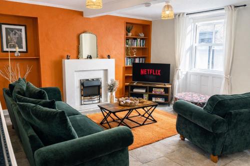 Bourne Cottage, Stylish 3 Bed Retreat for Families & Groups, Sleeps 7, Pets Welcome