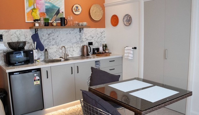 Boutique Nelson Studio | Walk to Town | Private Deck & Entrance