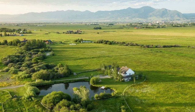 Bozeman Farmstead - Country Side Stay & Mtn Views