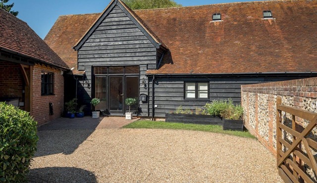 Bradenham Barn in The Chiltern Hills - Pass the Keys