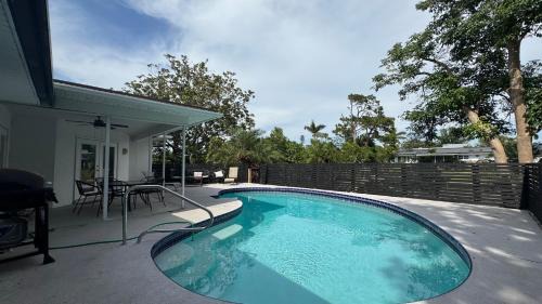 Bradenton Lakefront Home 1903