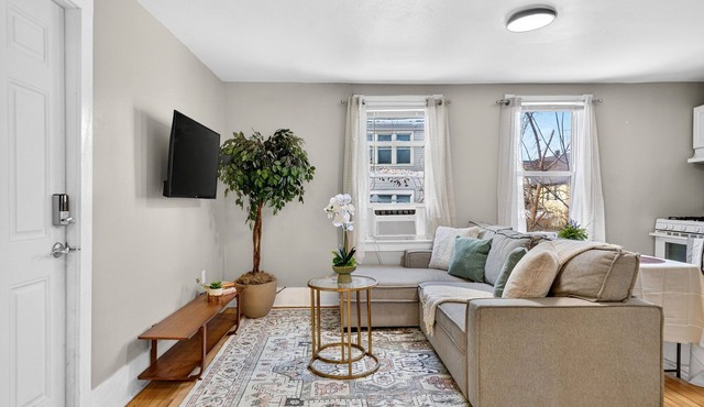 Brady St Base, 2BR Flat, Comfortably Sleeps 5
