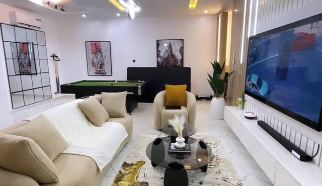 BrainStone Apartment, Stylish 2-Bedroom Shortlet with Pool & Gym in Lekki Ajah