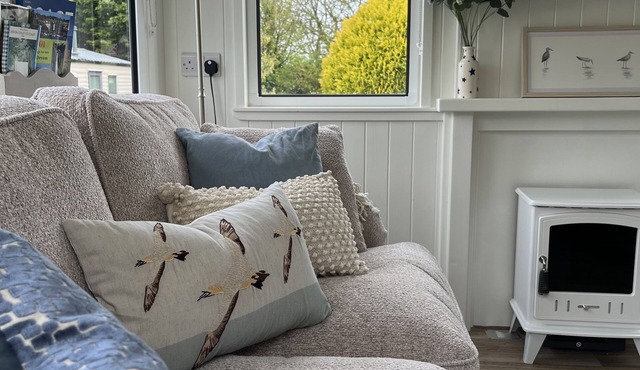 Brambly Hedge, shepherds hut style, sleeps 4, with garden, walk to pubs & shops.