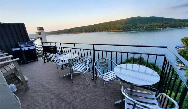 Brand New 2,400 SF Modern Penthouse Condo! Beautiful Sunrises and Lake View!