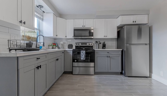 BRAND NEW 3/2 Blue Chateau w. hot tub - 10 mins from BEACH/6 mins from AIRPORT