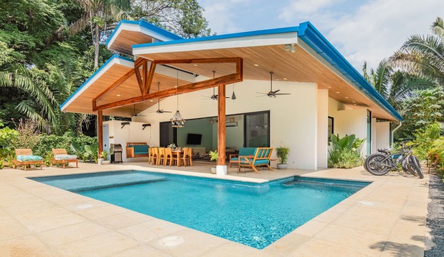 Brand New 4BR House in Pelada, 15 minute walk to La Luna!