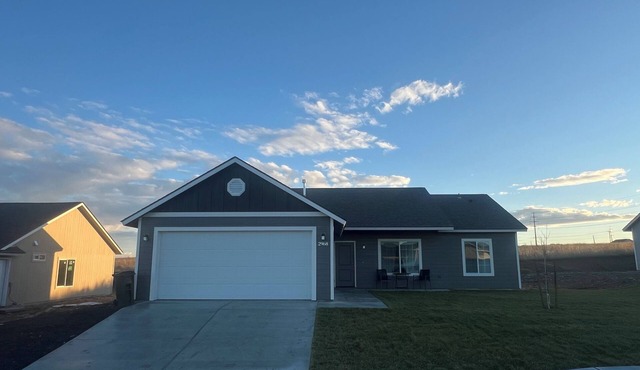 Brand new charming 3-bedroom house with AC and WiFi in wonderful Umatilla