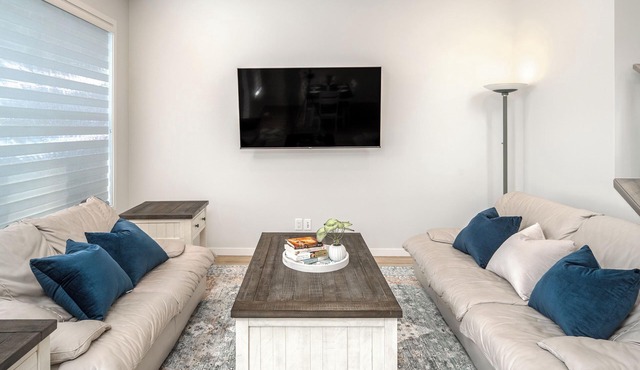 Brand New Cozy & Modern Family Home, AC/Garage/Sleep 14