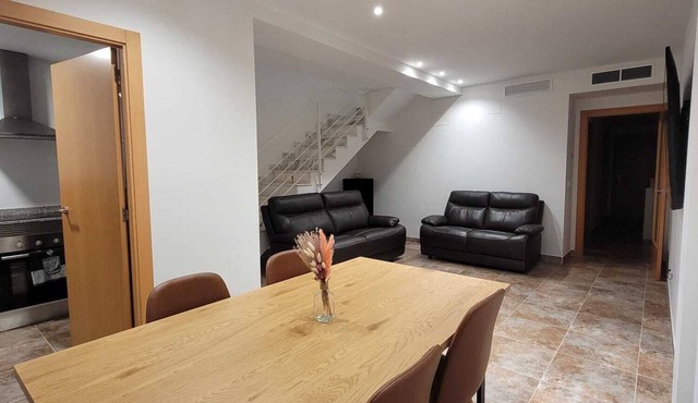 Brand New Duplex with Underground Private Parking: 15-20 minutes to beaches